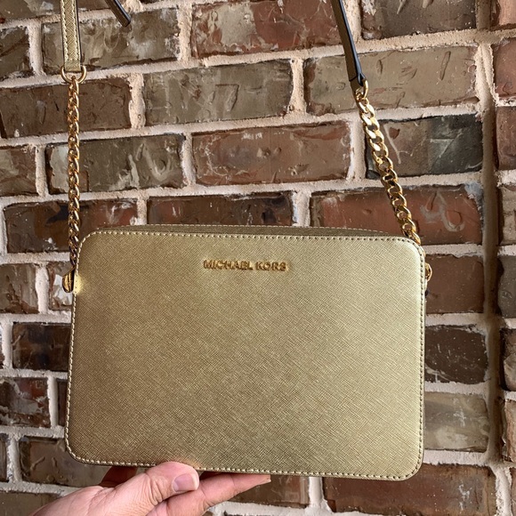 Michael Kors Handbags - FINAL PRICE. NEW Michael Kors LG Crossbody
